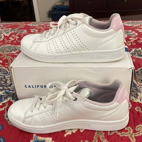 K-Swiss Base Court white tennis shoe
Great shape 
Wore only a few times - Picture 3 of 5
